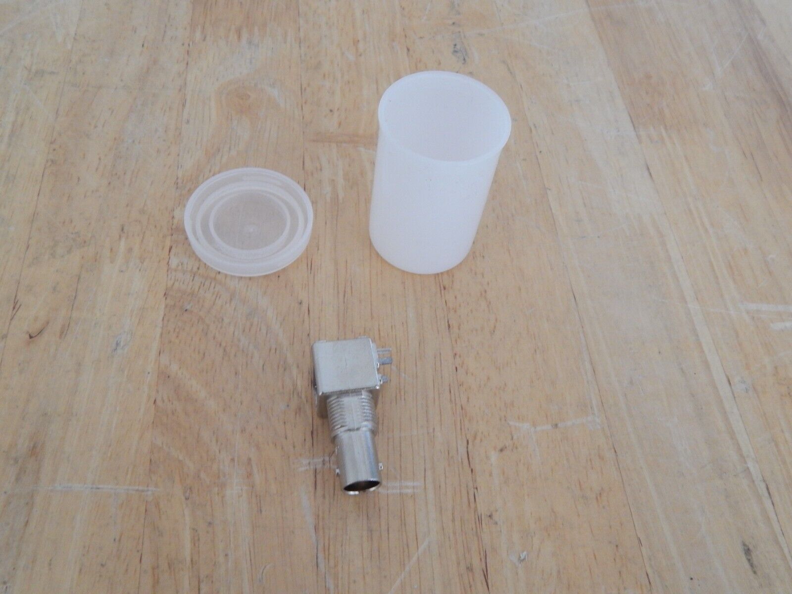 Lot of 32 AMP 5413879-1 bnc female to right angle through hole connector Lot of 32 AMP 5413879-1 bnc female to right angle through hole connector
